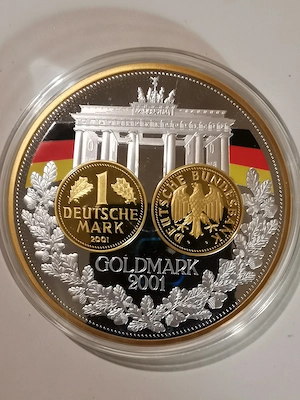 Riesige Gedenkprägung "70 Jahre Einführung der D-Mark - 1 Goldmark 2001" mit Farbdruck und Goldappli