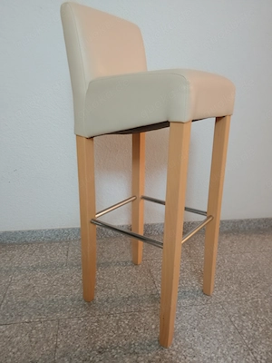 Zwei Hochstühle in cremeweiß 