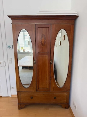 Edler Schrank im Stil Art-Déco  - wunderschöner Klassiker