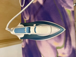 Dampfbügeleisen von Studio mit Messbecher Bild 4