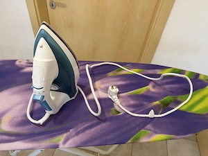 Dampfbügeleisen von Studio mit Messbecher Bild 2