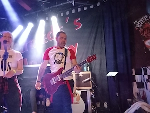 Weibliche Begleitung für Rockkonzerte. 