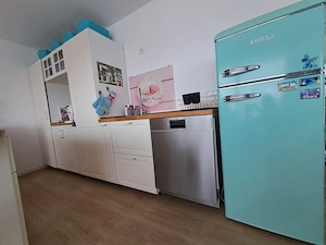 Moderne Landhausküche mit Kochinsel & Retro-Kühlschrank