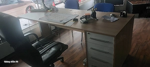 Schreibtisch mit Rollcontainer