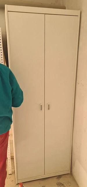 Weißer Schrank für Keller oder Garage