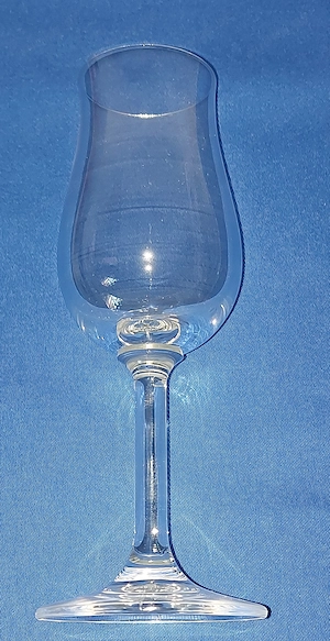 Schnapsgläser und Weingläser