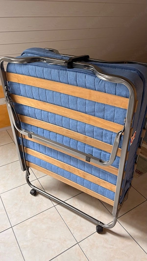 Ausklappbares Gästebett
