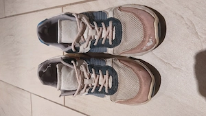 Getragene Sneaker Sportschuhe