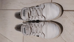 Getragene Sneaker Sportschuhe von Adidas