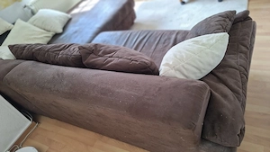 Braunes Ledersofa mit Kissen