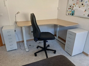 Set Schreibtisch (el. höhenverst.), Stuhl, 2 Schubladencontainer