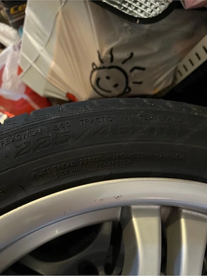 Alufelgen mit Sommerreifen
