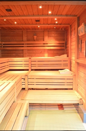 Weibliche Sauna und Thermalbad Begleitung gesucht 