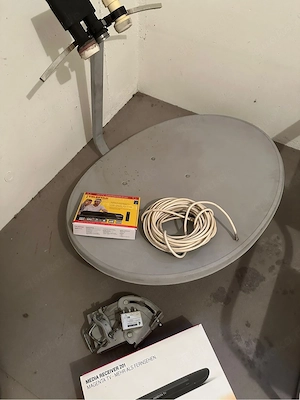Satelitenschüssel mit Satreciver und Magenta TV Reciver 