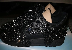 Swarovski x Nike Air Force 1 Low "Triple Black" (Modellnummer: CV7668-001).