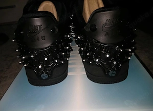 Swarovski x Nike Air Force 1 Low "Triple Black" (Modellnummer: CV7668-001).