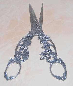 Antike Traubenschere aus 800 Silber mit Halbmond und Krone