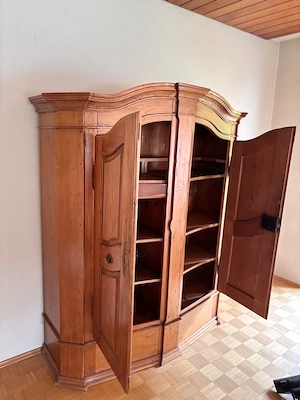 Antiker Bauernschrank mit Charakter & Patina Bild 3