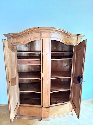 Antiker Bauernschrank mit Charakter & Patina Bild 2