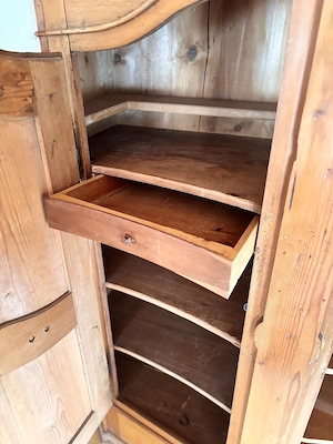 Antiker Bauernschrank mit Charakter & Patina Bild 4