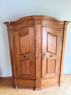 Antiker Bauernschrank mit Charakter & Patina