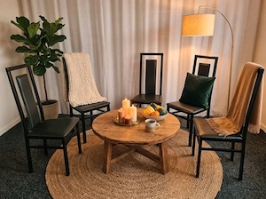 6 schwarze Stühle Holz mit Kunstleder