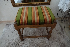 Hocker mit gepolsterter Sitzfläche