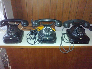 Drei alte Wählscheibentelefone