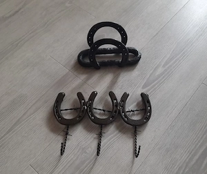 Kleine Garderobenleiste aus Gußeisen, 3X Hufeisen + Zeitungsständer.