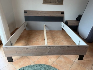 Holzbett mit zwei Nachtschränke 