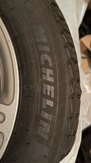 Audi Felgen 16 Zoll mit neuen Michelin Winterreifen zu verkaufen
