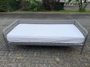 Sehr gut erhaltenes IKEA-Einzelbett mit Metallrahmen, Lattenrost und Matratze