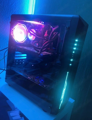 Gaming PC mit Maus und Tastatur