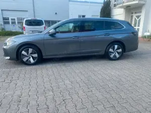 Volkswagen Passat Variant 2.0 TDI 110 kW Elegance Massage Bild 3