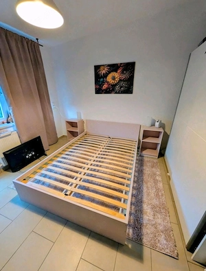Bett mit Nachtschränken und Kommode