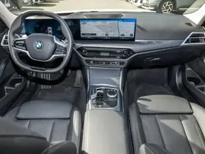BMW 318 i Touring HuD+KZG+SHZ+Tempomat+Innovationspaket II Bild 3