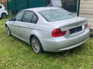 BMW 320 i Lim. Klimaautomatik Parkhilfe ERST LESEN! Bild 2
