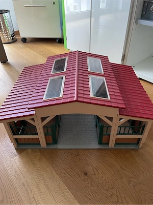 Schleich Pferdestall mit viel Zubehör