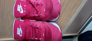 Wunderschöner Nike Schuh in Rot