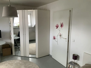 Zimmermöbel Creme-weiß ( Eckschrank und niedriges Bett)
