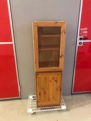 Vitrine und Schrank