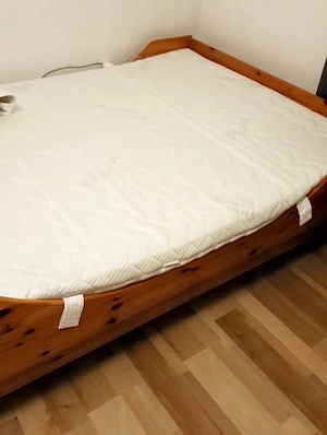 Bett mit Matratze