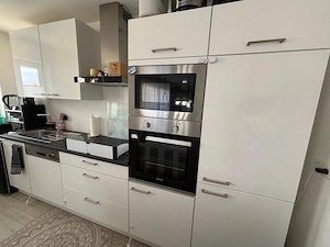 Moderne Einbauküche in Hochglanz-Weiß inkl. Elektrogeräten Bild 2
