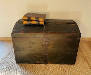 Antike Überseetruhe (1890er) mit Patina   Blickfang & großzügige Aufbewahrung