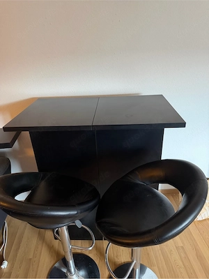 Bar inkl. Tisch und zwei Barhocker