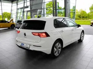 Volkswagen Golf VIII 1.5 eTSI Life DSG Keyless Kamera Sitzh. LED Bild 5
