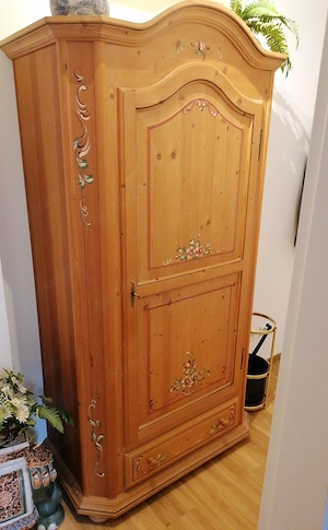 Bemalter Bauernschrank 