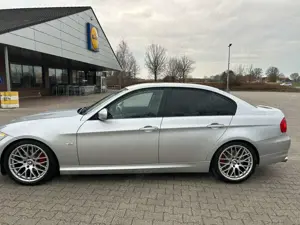 BMW 318 BMW E90 Limousine – Gepflegt / Sportlich / TÜV Neu Bild 2