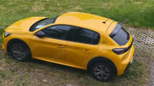 Peugeot e-208 Elektroauto im Neuzustand