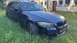 BMW 320 3 Touring 320i/Automatik/Leder/beschädigt Bild 2
